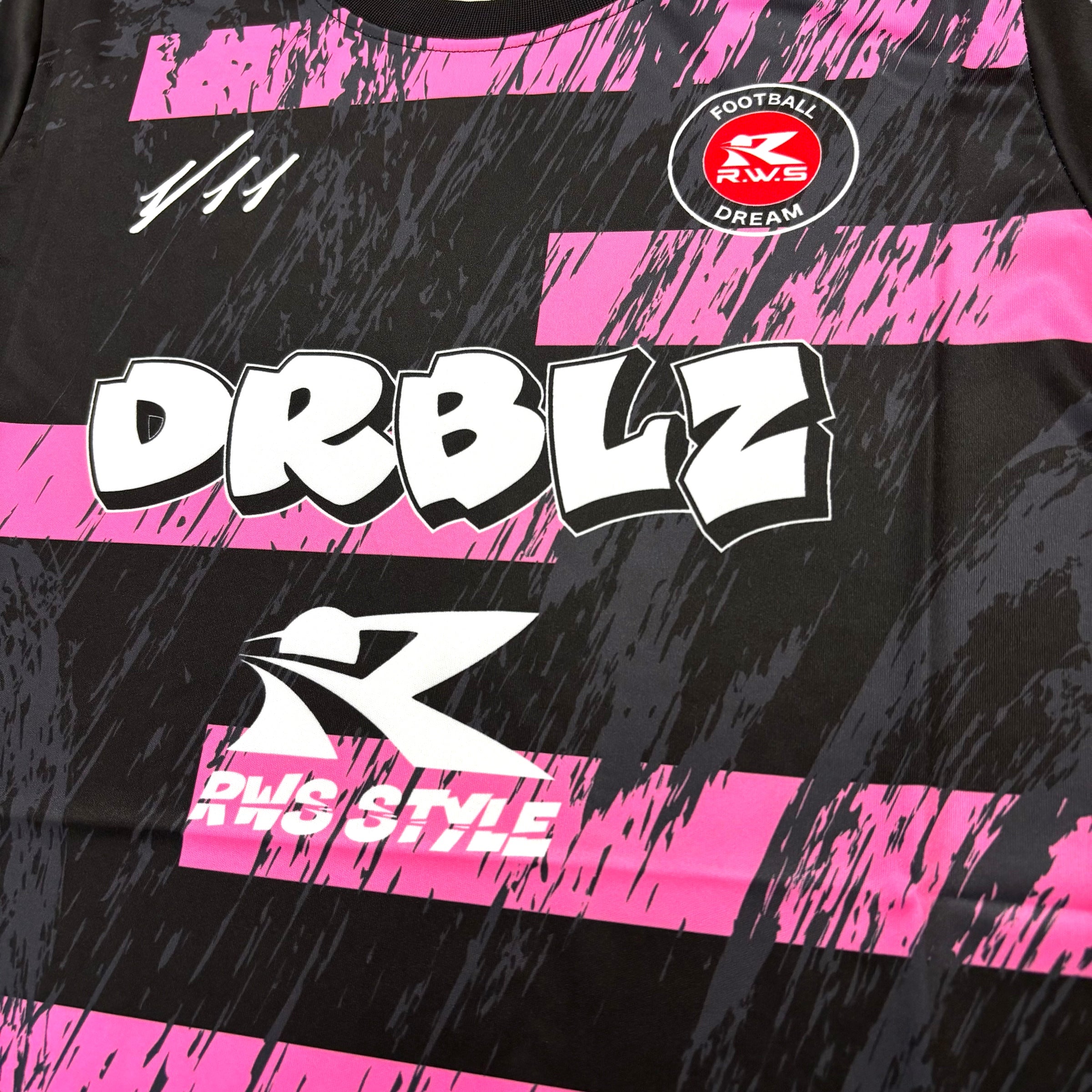 DRBLZ “ストライク”Tシャツ（ピンク）